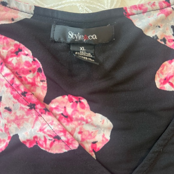 Floral Women's Blouse in Black and Pink - Picture 7 of 10